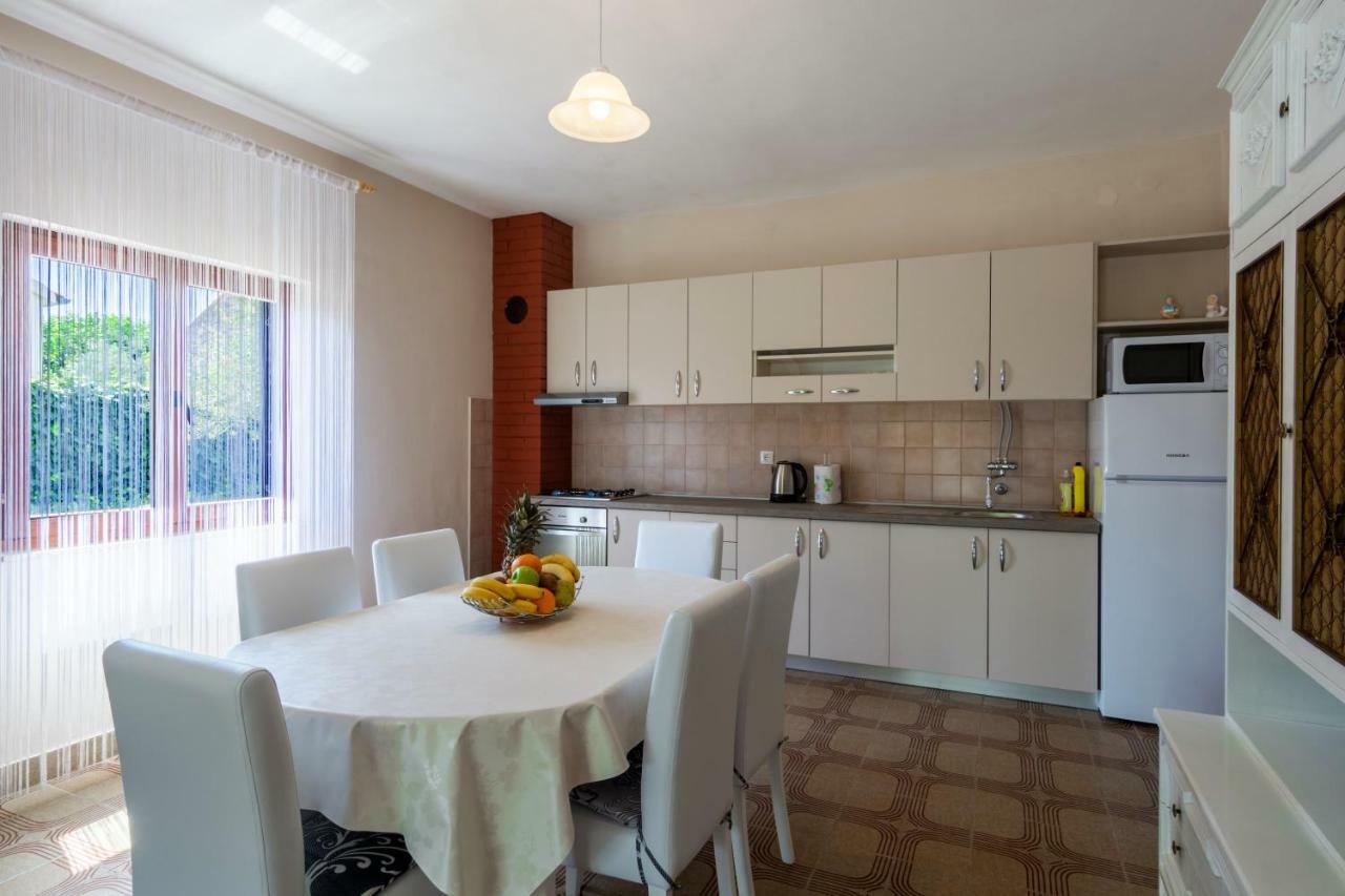 Vacation House Maslina Rupalj Bagian luar foto