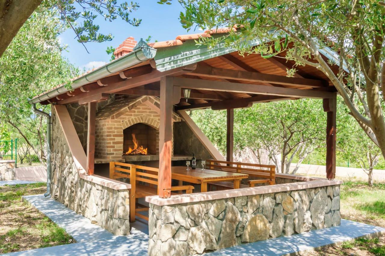 Vacation House Maslina Rupalj Bagian luar foto