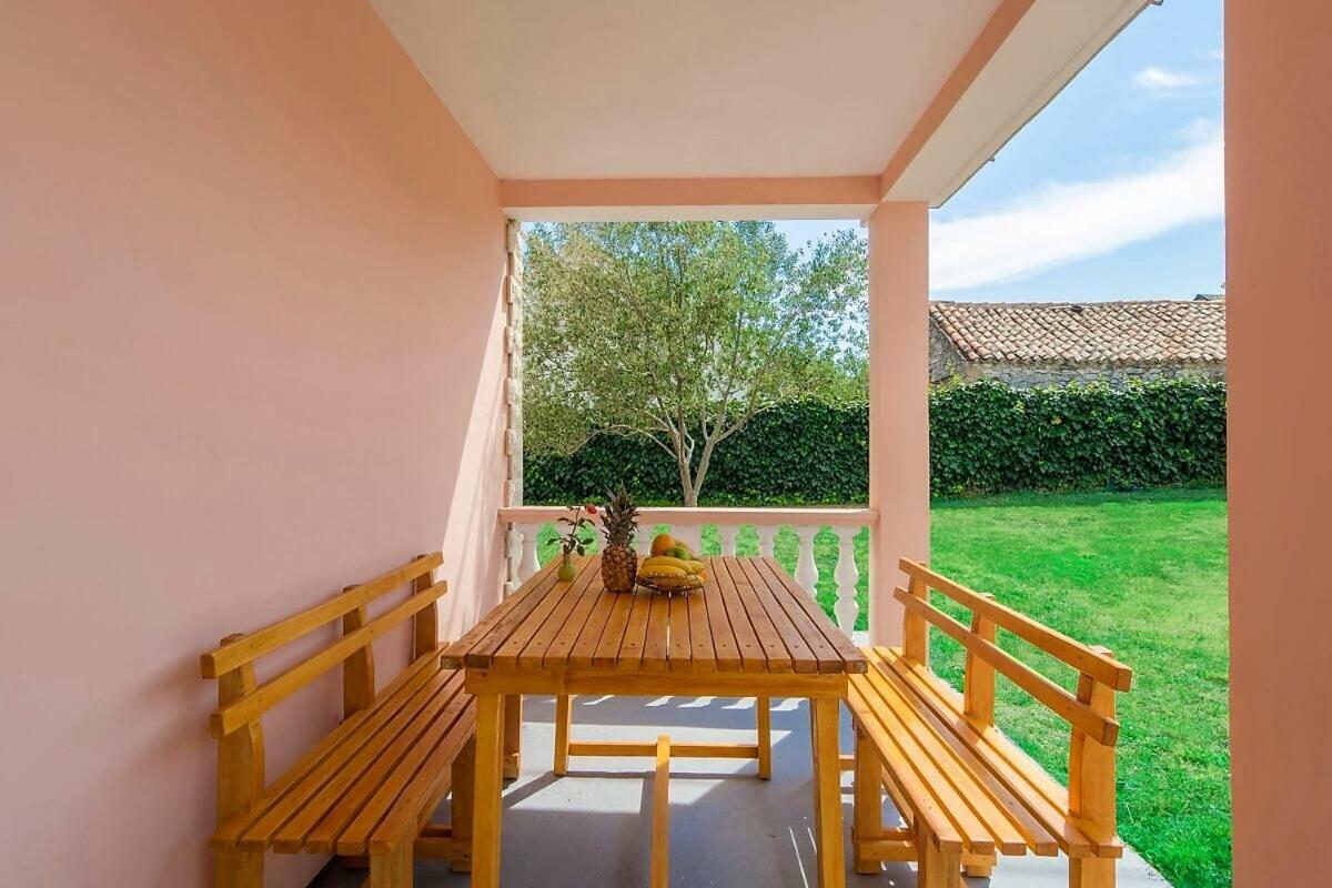 Vacation House Maslina Rupalj Bagian luar foto