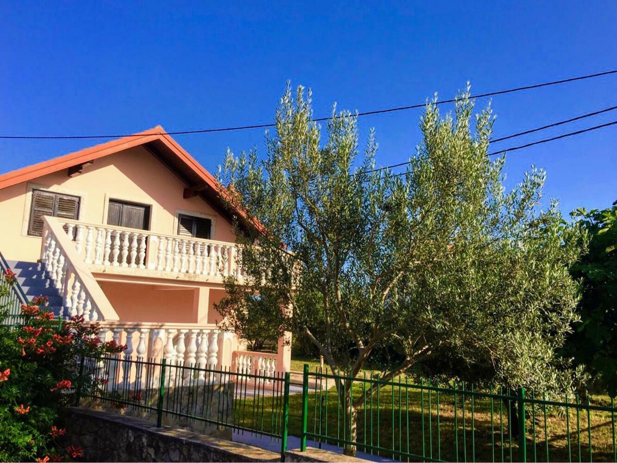 Vacation House Maslina Rupalj Bagian luar foto
