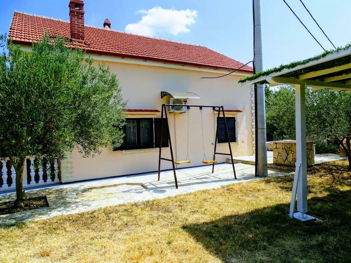 Vacation House Maslina Rupalj Bagian luar foto